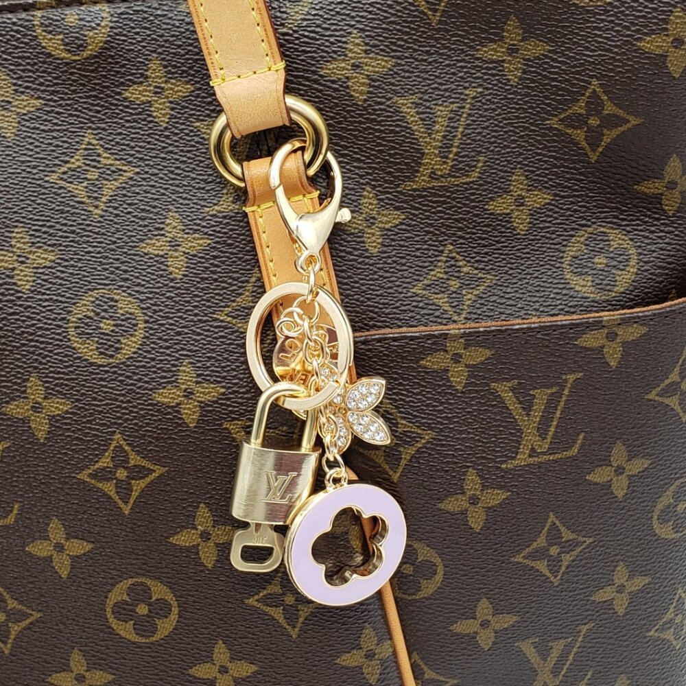 LV Authentic Gold Padlock 🔒 Key Set w/ Unbranded Flower Keychain Charm